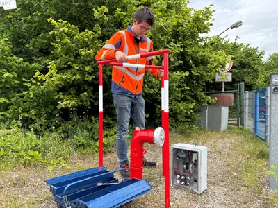 Installation des Sicherungsdreiecks für einen Löschwasserbrunnen